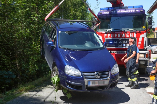 Auto in Pinsdorf in ein steiles Waldstück gestürzt - Lenker durch Feuerwehr gerettet