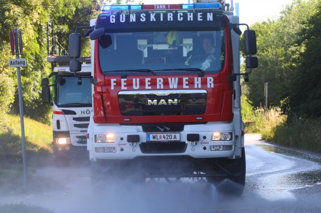 LKW verlor Schlamm: Feuerwehr bei Straßenreinigung in Gunskirchen im Einsatz