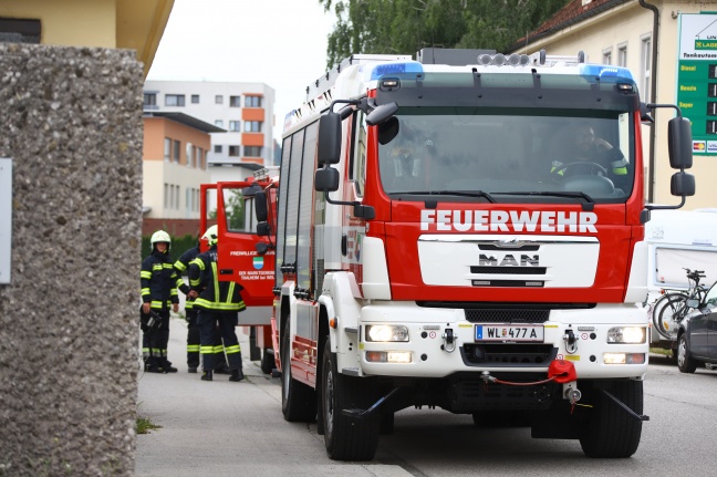 Großeinsatz der Feuerwehren bei Brand im Dachbereich eines Unternehmens in Wels-Pernau
