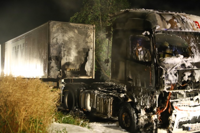 Vollbrand einer LKW-Zugmaschine in Weibern sorgt für Einsatz von drei Feuerwehren