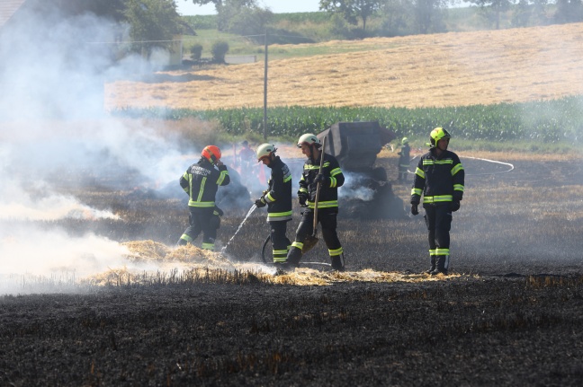 Strohpresse und Feld in Neukirchen bei Lambach in Flammen aufgegangen