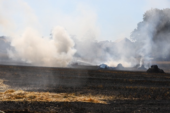 Strohpresse und Feld in Neukirchen bei Lambach in Flammen aufgegangen