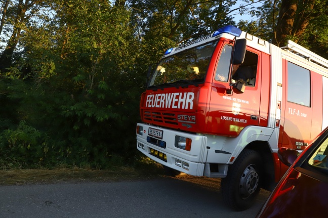 Fünf Feuerwehren bei Brand eines mit Stroh beladenen Anhängers in Schiedlberg im Einsatz