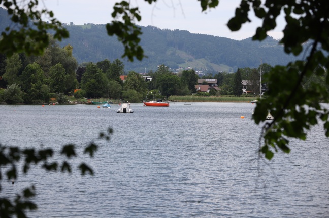 Einsatzkräfte zu gesunkenem Motorboot im Traunsee bei Altmünster alarmiert