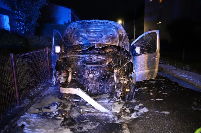 Brand eines Autos in Thalheim bei Wels durch Feuerwehr rasch gelöscht