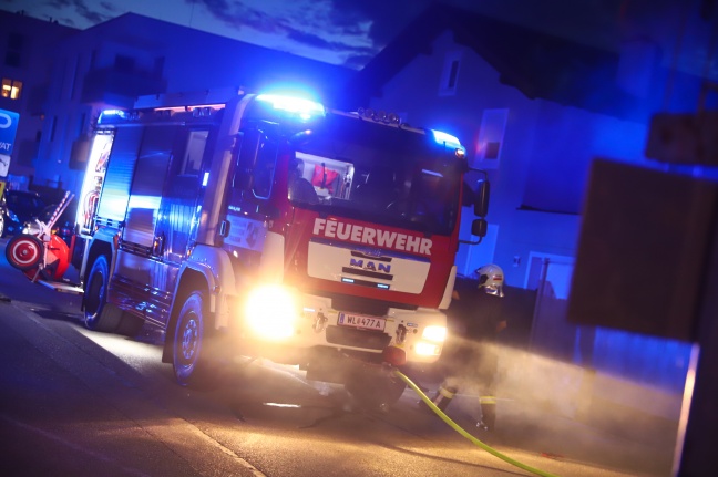 Brand eines Autos in Thalheim bei Wels durch Feuerwehr rasch gelöscht