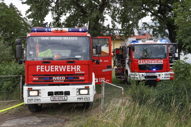 15 Feuerwehren bei Großbrand auf einem Bauernhof in Peuerbach im Einsatz