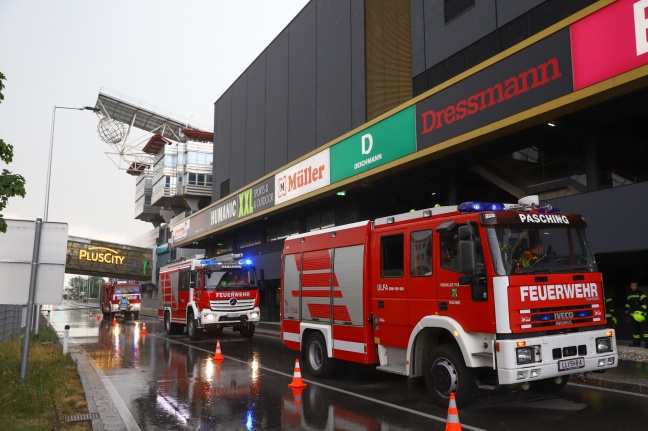 Brand einer Rauchersitzecke in einem Einkaufszentrum in Pasching