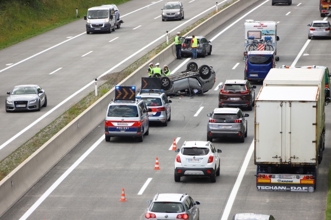 Auto bei Unfall mit mehreren Fahrzeugen auf Westautobahn in Vorchdorf überschlagen