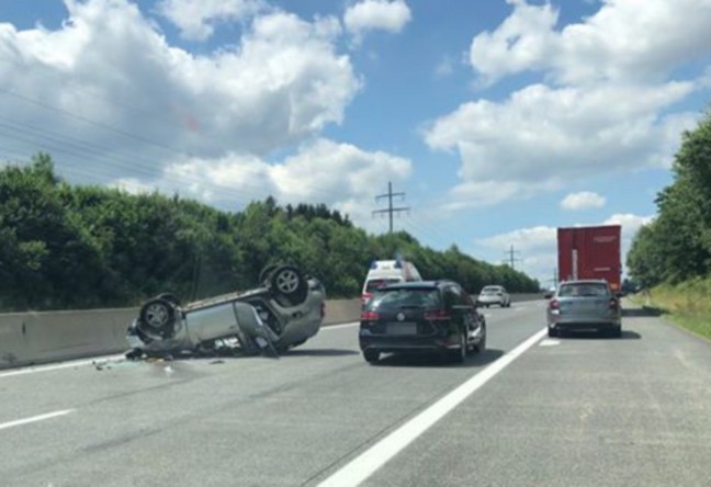 Auto bei Unfall mit mehreren Fahrzeugen auf Westautobahn in Vorchdorf überschlagen