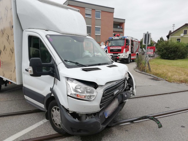 Kreuzungskollision zwischen Klein-LKW und Auto in Laakirchen fordert zwei Verletzte