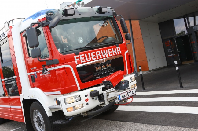 Feuerwehr bei Brand in einem Einkaufszentrum in Wels-Schafwiesen im Einsatz