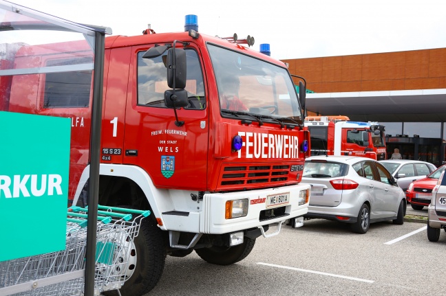 Feuerwehr bei Brand in einem Einkaufszentrum in Wels-Schafwiesen im Einsatz