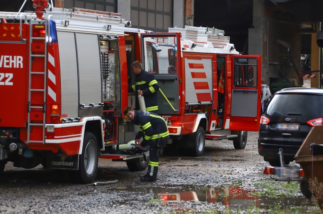 Auto in einer Hobby-Werkstatt in Prambachkirchen in Flammen aufgegangen