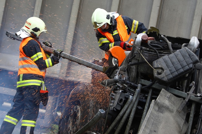 Führerhaus eines LKWs bei schwerem Unfall auf Kremstalstraße in Traun abgerissen und abgestürzt