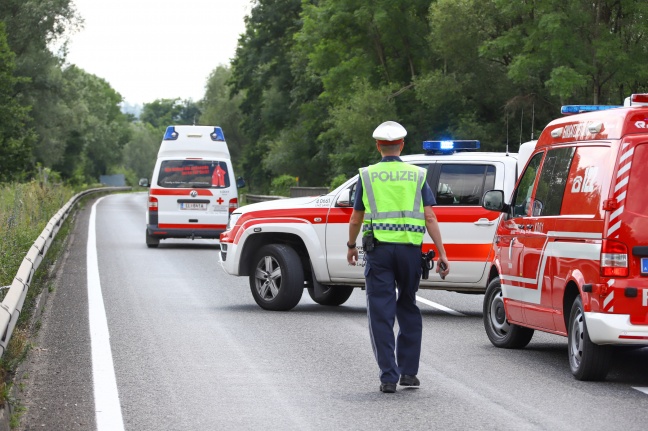Führerhaus eines LKWs bei schwerem Unfall auf Kremstalstraße in Traun abgerissen und abgestürzt