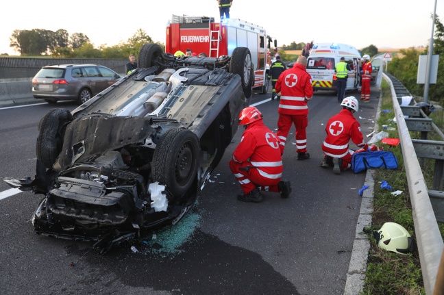 Autolenker nach Verkehrsunfall auf Pyhrnautobahn in Ried im Traunkreis schwer eingeklemmt