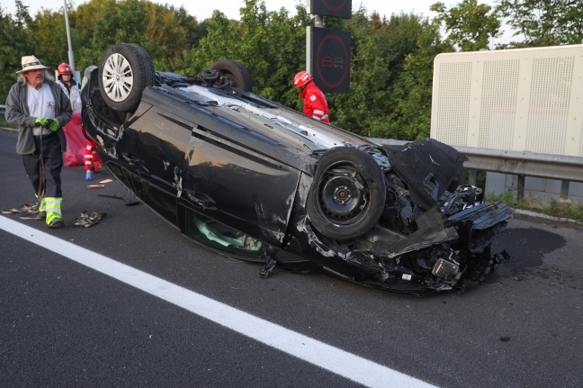 Autolenker nach Verkehrsunfall auf Pyhrnautobahn in Ried im Traunkreis schwer eingeklemmt