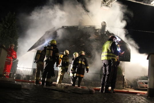 Wohnhaus in Fraham stand nach schwerer Explosion sofort in Vollbrand