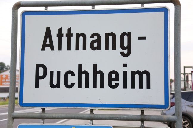 Einsatz bei Personenrettung nach Sturz über Böschung in Attnang-Puchheim