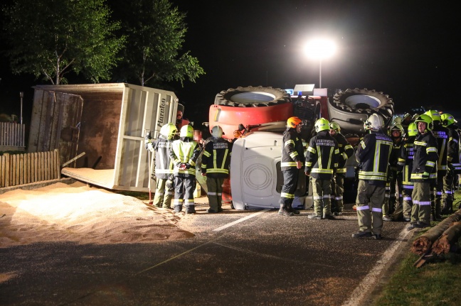 Traktor samt Anhänger mit geladenem Getreide bei Unfall in Niederneukirchen umgestürzt