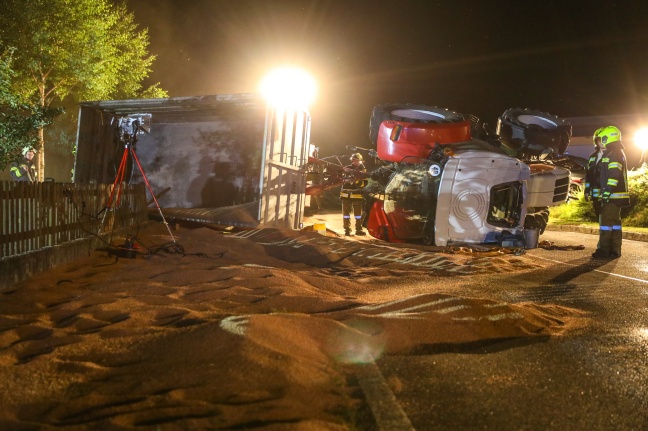 Traktor samt Anhänger mit geladenem Getreide bei Unfall in Niederneukirchen umgestürzt