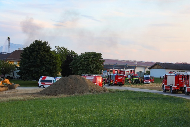 Großeinsatz der Feuerwehren bei Brand bei einem Motorradmuseum in Vorchdorf