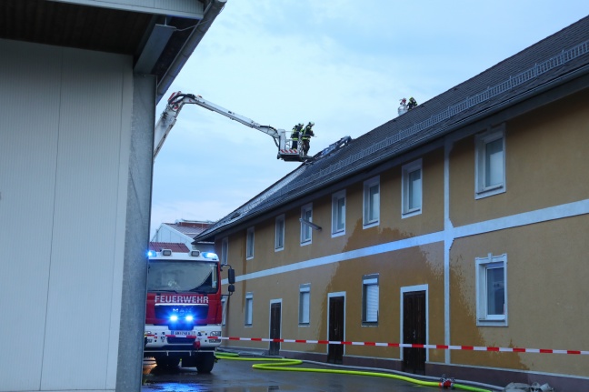 Großeinsatz der Feuerwehren bei Brand bei einem Motorradmuseum in Vorchdorf