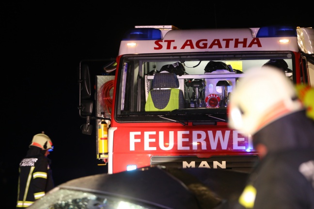 Auto bei St. Agatha gegen Baum gekracht - Lenker schwer verletzt