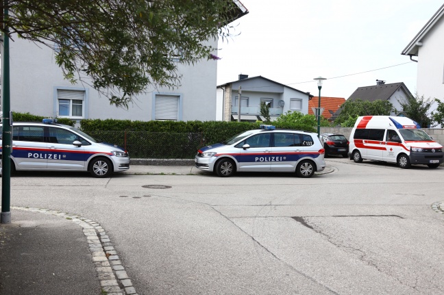Größerer Polizeieinsatz nach brutaler Schlägerei vor Wohnhaus in Wels-Pernau