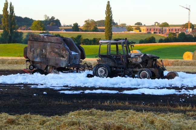 Traktor samt Strohpresse und Feld in Gmunden in Flammen aufgegangen