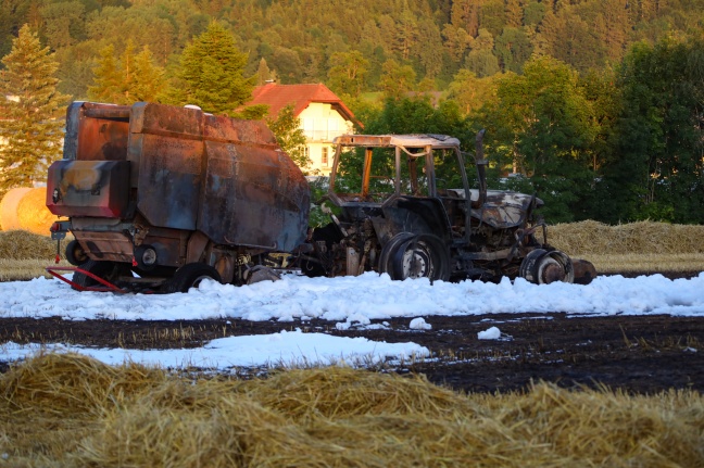 Traktor samt Strohpresse und Feld in Gmunden in Flammen aufgegangen