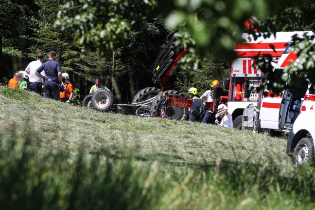 Person bei landwirtschaftlichem Unfall in Inzersdorf im Kremstal unter Traktor eingeklemmt