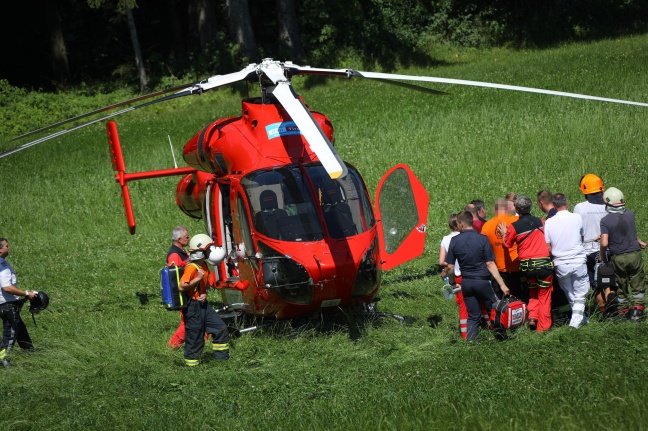 Person bei landwirtschaftlichem Unfall in Inzersdorf im Kremstal unter Traktor eingeklemmt