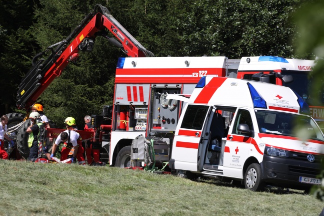 Person bei landwirtschaftlichem Unfall in Inzersdorf im Kremstal unter Traktor eingeklemmt