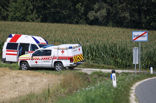 Landwirt bei Feldarbeiten in Ried im Traunkreis von Traktor überrollt und schwer verletzt