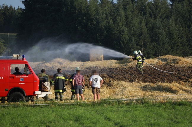 Zwölf Feuerwehren bei Brand eines Stoppelfeldes in Gaspoltshofen im Einsatz