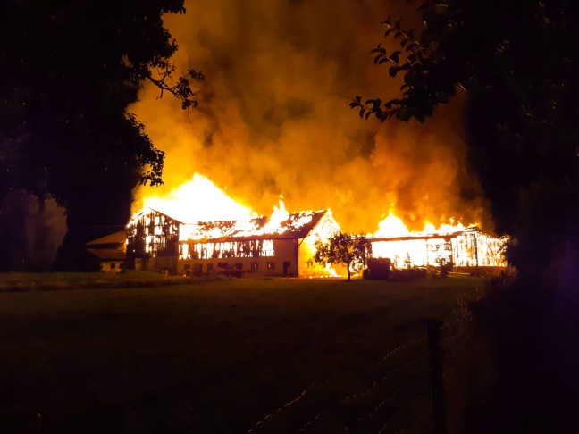 Großbrand auf einem Bauernhof in Lochen am See erfordert Einsatz von elf Feuerwehren