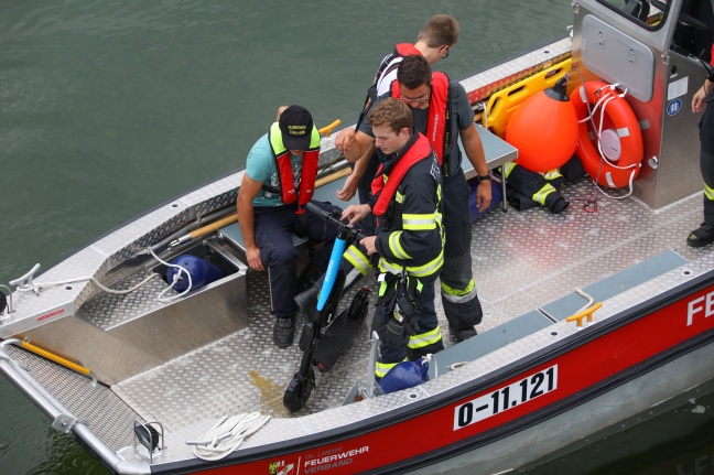 E-Scooter in Thalheim bei Wels mit Feuerwehrboot aus der Traun geborgen