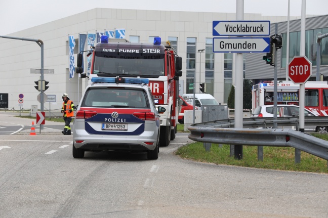 Kollision zwischen Reisebus und PKW auf der Salzkammergutstraße in Pinsdorf