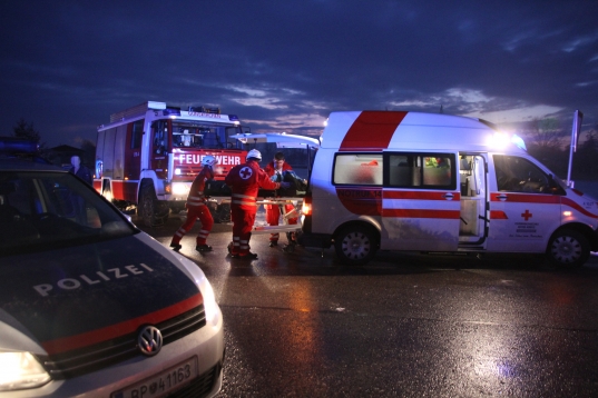 LKW-Auflieger bohrte sich bei Unfall durch Windschutzscheibe - Lenker leicht verletzt