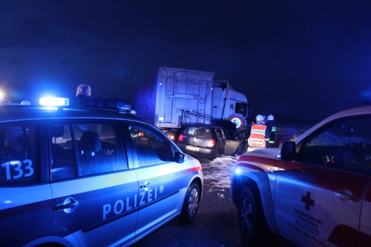 LKW-Auflieger bohrte sich bei Unfall durch Windschutzscheibe - Lenker leicht verletzt