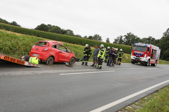 Person nach Verkehrsunfall auf Innviertler Straße in Grieskirchen von Feuerwehr aus Auto befreit