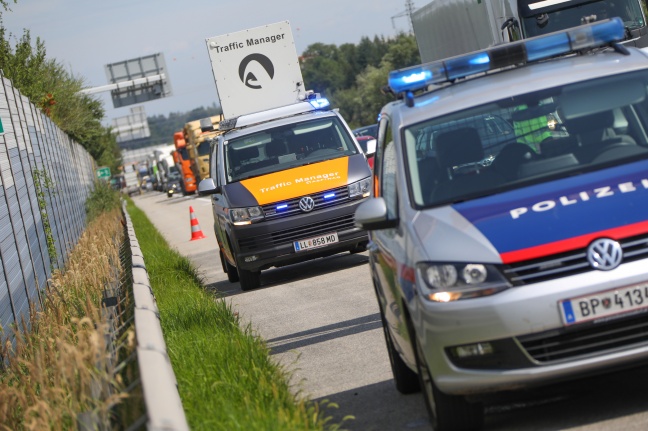 Schwerer Crash zwischen Sportwagen und Motorrad auf Westautobahn bei Sattledt