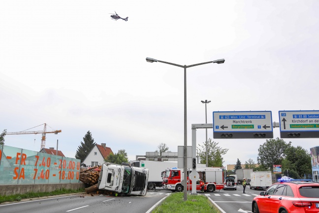 Schwere Kollision zwischen Holztransporter und LKW in Wels-Pernau fordert zwei Verletzte