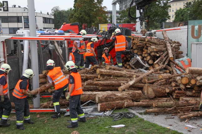 Schwere Kollision zwischen Holztransporter und LKW in Wels-Pernau fordert zwei Verletzte