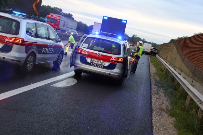 Crash auf Welser Autobahn bei Pucking endet mit größerem Blechsalat und drei Verletzten