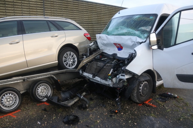 Crash auf Welser Autobahn bei Pucking endet mit größerem Blechsalat und drei Verletzten