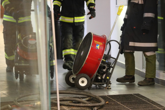 Drei Feuerwehren bei Brand im Gastrolokal eines Kinos in Peuerbach im Einsatz