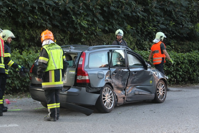 Schwere Kreuzungskollision auf Hausruckstraße in Hohenzell fordert drei Verletzte